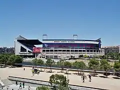 Vue extérieure des tribunes ouest (à gauche) et sud (à droite) du stade.