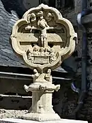 La croix de pierre du parvis.