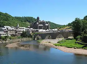 Vu prise depuis l'aval avec le château d'Estaing.