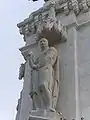 Statue de Garci Pérez de Vargas, chevalier du XIIIe siècle, dans le piédestal de la statue du roi Ferdinand III.