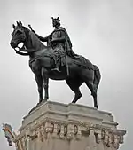 Détail du monument dédié au roi Ferdinand III de Castille, au centre de la place.