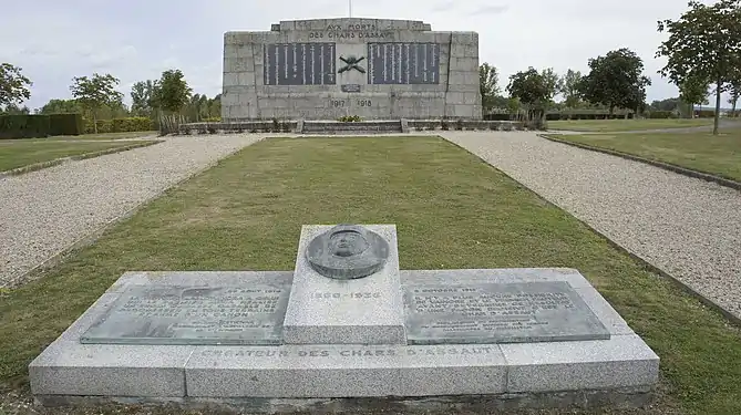 Son effigie en bronze au premier plan sur le monument des chars d'assaut à Berry-au-Bac.