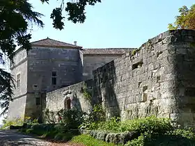 Château d'Estillac - Front de l'entrée avec les bastions.