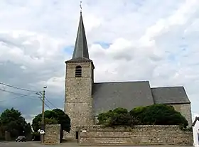 L'église Saint-Martin et son mur de clôture, à Estinnes-au-Val