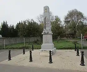 Le monument aux morts d'Estrées-en-Chaussée.