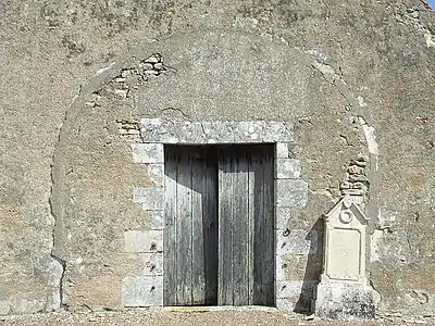 Église primitive du village dans le cimetière du Montivieux. On devine l'ancien portail en demi-cercle sur le mur.