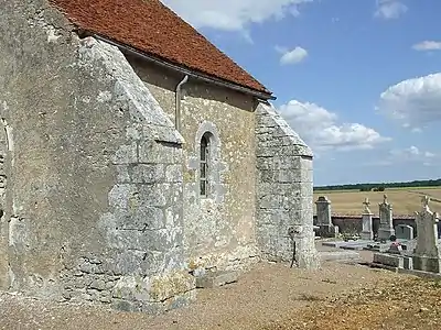 Contreforts de l'église primitive, côté sud.