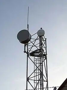 Faisceau hertzien en duplex intégral qui permettait au NRA Orange de recevoir sur sa baie DSLAM les signaux internet pour la desserte ADSL de la commune.