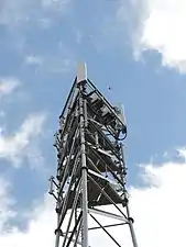 Antennes de téléphonie mobile orientées à 260° N (gauche) et 20° N (droite).