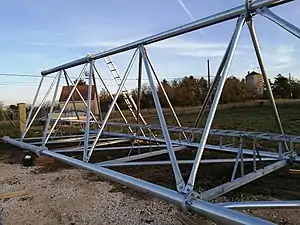 Montage des éléments du pylône.