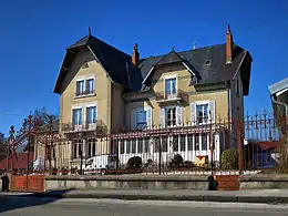 Maison d'Elisée CusenierListe des immeubles protégés au titre des monuments historiques en 2013 (JORF no 0107 du 8 mai 2014 page 7804) sur Légifrance, consulté le 16 mai 2014.