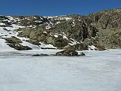 Vue sur l'étang d'Arbu gelé en hiver