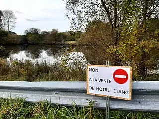 Panneau d'opposition à la cession de l'étang de Bouzaire.