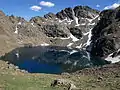 étang de la Gardelle occidental, 2 420 m, niché au pied de la Pointe de Roumazet.