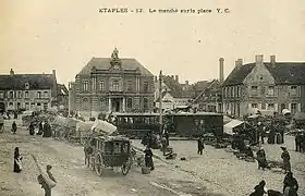 Le tramway traverse le centre-ville d'Étaples...