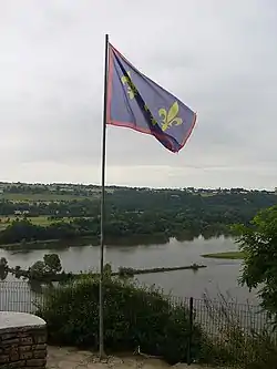 Drapeau de l'Anjou flottant sur les hauteurs de Champtoceaux.