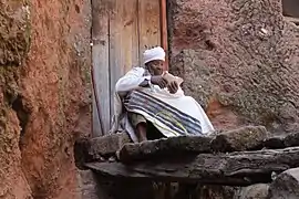 Prêtre priant devant l'église Bete Maryam.