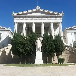 Statue de Panagis Vallianos, bienfaiteur de la Bibliothèque nationale de Grèce (Athènes).