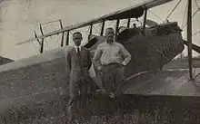 E. Dormoy (gauche) et le pilote J. A. Macready (droite) devant le Curtiss JN-6 du 1er épandage aérien (3 août 1921).