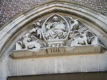 Le Tympan de l'église Saint-Pierre.