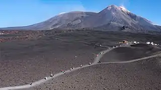Touristes sur les pentes inférieures de l'Etna.