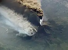 Un très grand panache de fumée marron sort de l'Etna.
