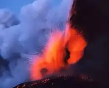 Jets de lave sortant du cratère d'un volcan