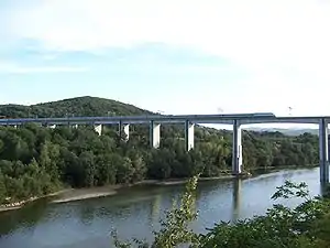 Un ETR 500 sur un viaduc, près d'Arezzo.