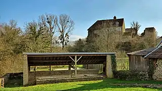 Le lavoir-abreuvoir devant le château.