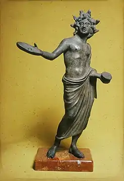 Prêtre étrusque (tête découverte) tenant une patère et une boite d'encens(IIe siècle av. J.-C.)
