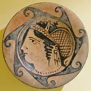 Tête de femme à gauche, médaillon d'une patère étrusque, 2e moitié du IVe siècle av. J.-C..