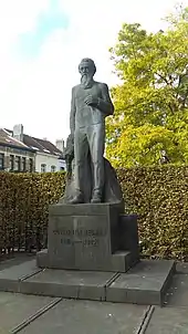 Etterbeek, avenue de la Chasse - place des Acacias, statue de Constantin Meunier