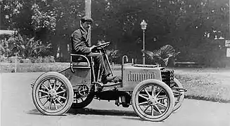 Ettore Bugatti et sa Bugatti Type 2 (1901).