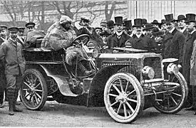 Arrivée d'Ettore Bugatti à Vienne en Autriche en 1903, au volant de sa Dietrich-Bugatti.