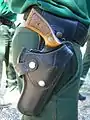 Étui de revolver contenant un Smith & Wesson Modèle 10 ou 13 HB calibre .38 Special ou .357 Magnum vers 2003 à l'Office national des forêts.