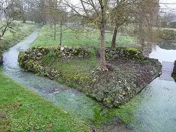 L'Euche, par le bras situé à droite, alimente les douves du château de Chapdeuil.