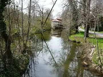 Le confluent de l'Euche (au premier plan) et de la Dronne à Rochereuil.