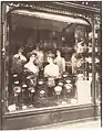 Salon de coiffure en 1910 (photo d'Eugène Atget).