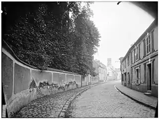 Eugène Atget - Façade de rue, Wissous, avant 1925.