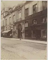 Façade sur la rue Vieille-du-Temple, largement modifiée par la transformation en deux échoppes de part et d'autre du portail. Photographie par Eugène Atget, 1901.