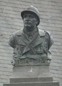 Buste de poilu par Eugène Bénet, datant de 1920, sur le monument aux morts