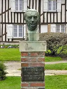 Statue d'Eugène Labiche à Souvigny-en-Sologne.