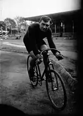 Photographie en noir et blanc d'un cycliste sur son vélo.