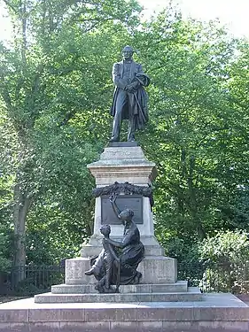 Statue d'Eugène Schneider au Creusot.