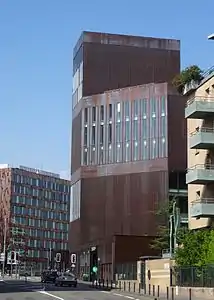 Vue depuis la rue du Faubourg de Roubaix.