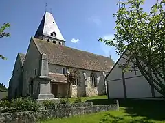 Mur sud de l'église et monument aux morts.