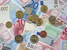 Pièces et billets en euros ; les pièces sont émises par plusieurs des États membres de la zone euro et les billets sont communs à l'ensemble des États membres de celle-ci.