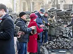 Manifestants érigeant des barricades le 18 février.