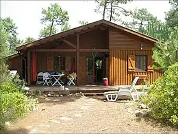 Vue d'un chalet dans le village Euronat.