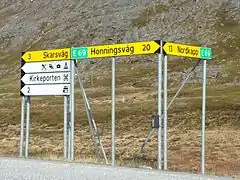 La E69 entre le Cap Nord et Honningsvåg à l'intersection de la route pour Skarsvåg